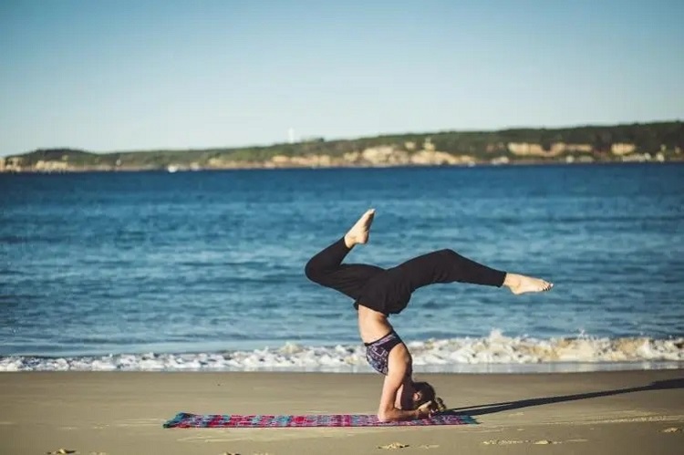 oefeningen doen op een yogamat